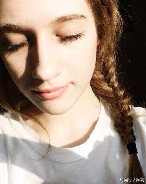 可爱妹妹画欧美妆视频