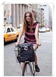 欧美模特裙装街拍视频,模特裙装街拍潮流解析