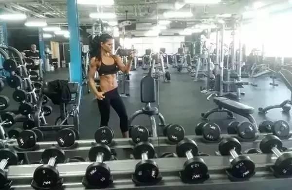 欧美健身表演视频,动感十足，肌肉线条尽显